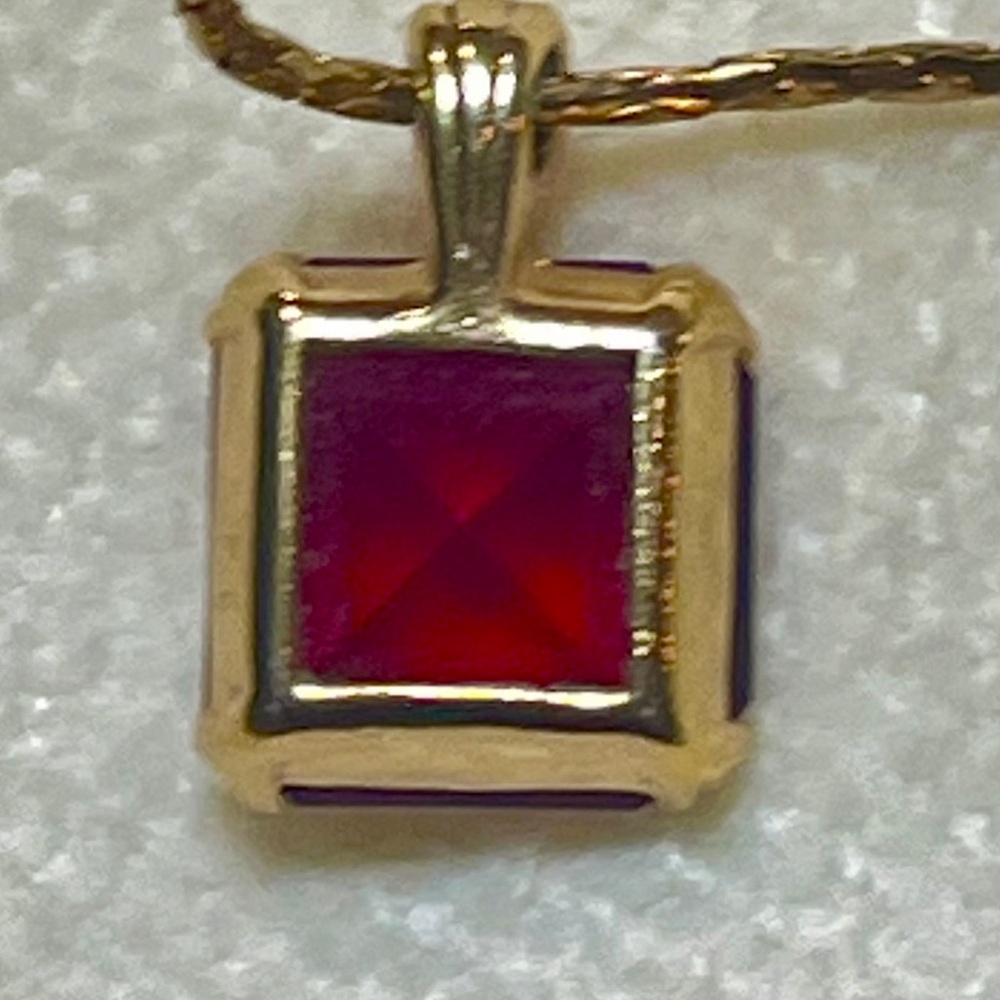 VINTAGE Gold and FAUX RUBY Pendant Necklace - Picture 3 of 6